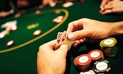 手持顶两对身陷4-bet底池，换你会怎么打？