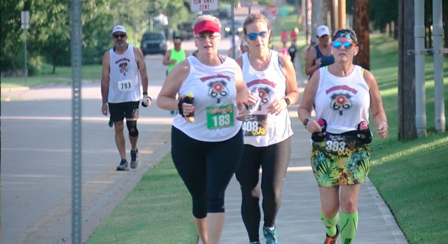 扑克和晨跑混在一起会有怎样的火花?