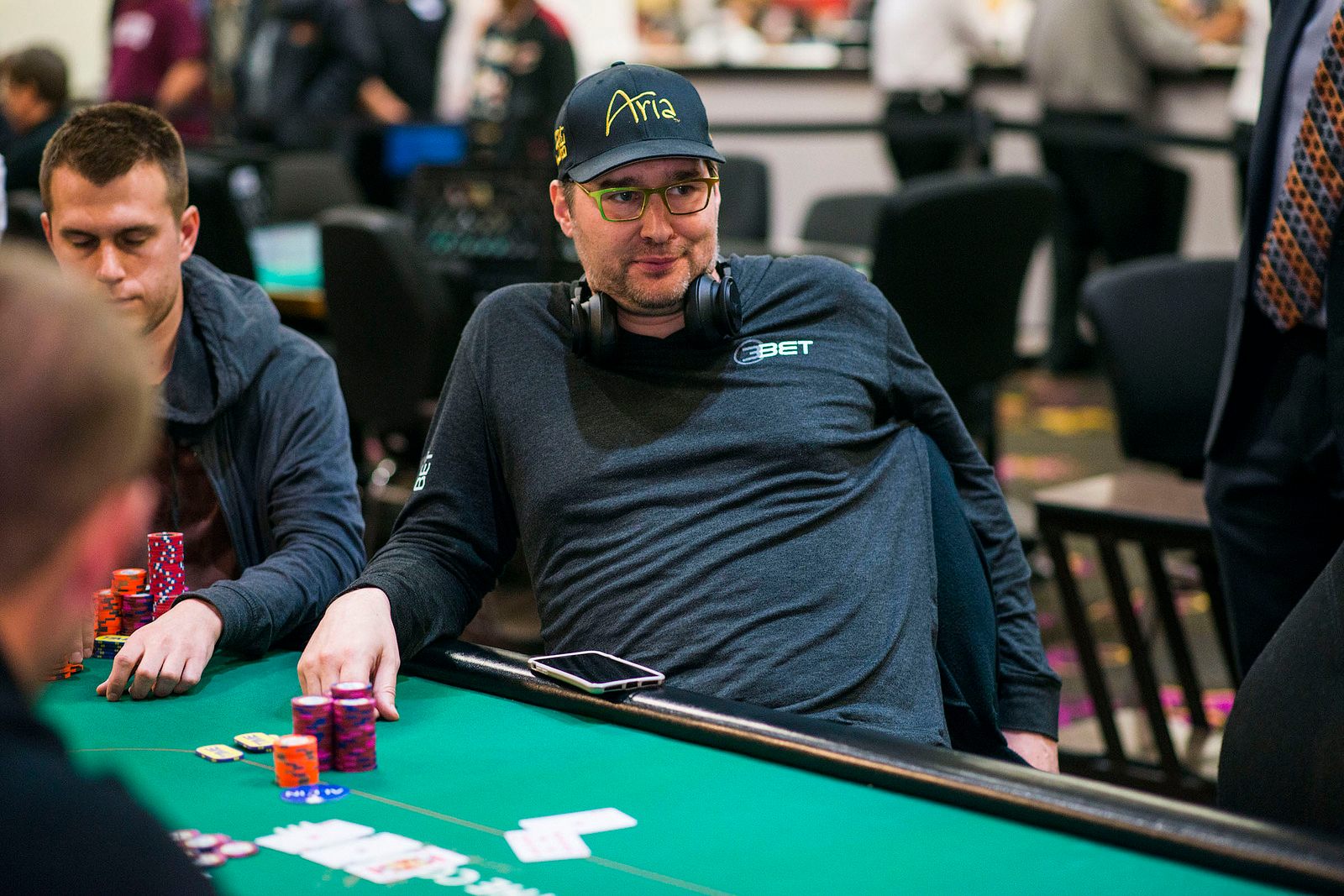 《深夜德州》现金局:Phil Hellmuth两场斩获近30万刀!