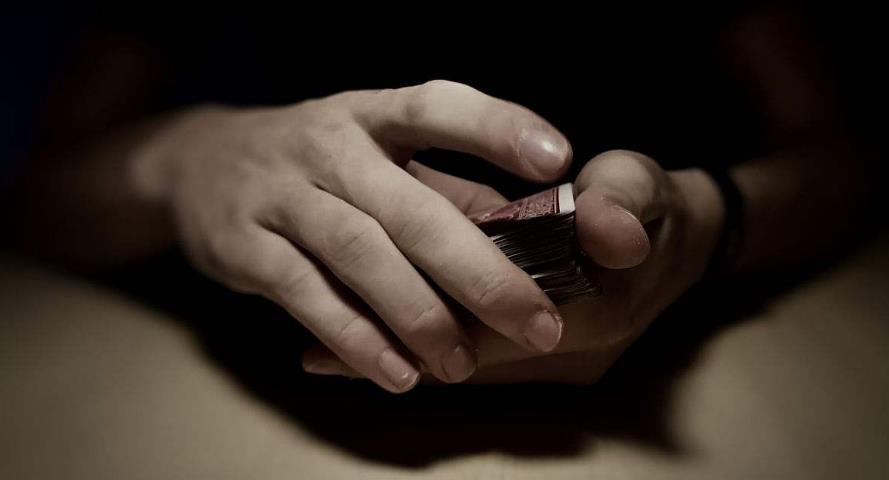 打牌：全职与业余的选择