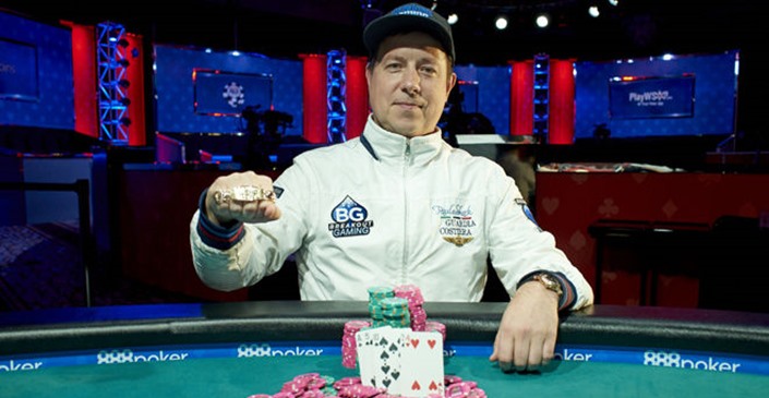 Vladimir "GVOZDIKA55" Schemelev取得赛事32：$1,500混合奥马哈高低扑克赛冠军