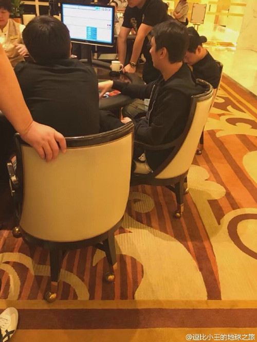 王思聪低调现身澳门赌场玩德州